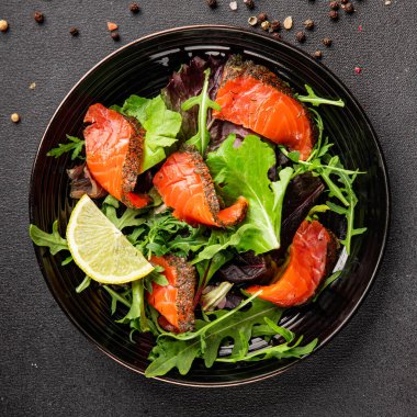 Somon salatası yeşil yaprak salatası deniz ürünleri doğal sağlıklı yemek ana yemek ana yemek aperatif taze gurme yemek arka plan masa rustik gıda üst görünüm fotokopi uzay keto ve paleo diyet vejetaryen diyet pesseeter diyet