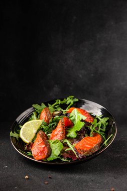 Somon salatası yeşil yaprak salatası deniz ürünleri doğal sağlıklı yemek ana yemek ana yemek aperatif taze gurme yemek arka plan masa rustik gıda üst görünüm fotokopi uzay keto ve paleo diyet vejetaryen diyet pesseeter diyet