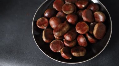 Kestaneler yenilebilir meyveler lezzetli atıştırmalıklar taze gurme yemek arka planı masa rustik gıdalar üst görünüm fotokopi alanı