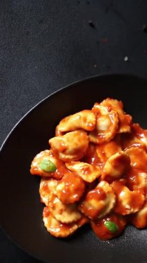 Ravioli bifteği domates sosu ana yemek lezzetli aperatif lezzetli gurme yemek masa üzerinde rustik gıda üst görünüm fotokopi alanı