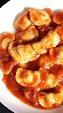 Ravioli bifteği domates sosu ana yemek lezzetli aperatif lezzetli gurme yemek masa üzerinde rustik gıda üst görünüm fotokopi alanı