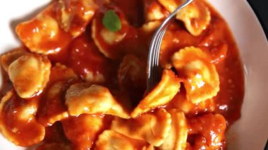 Ravioli bifteği domates sosu ana yemek lezzetli aperatif lezzetli gurme yemek masa üzerinde rustik gıda üst görünüm fotokopi alanı