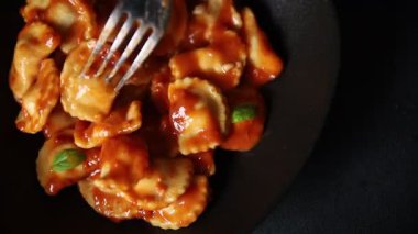 Ravioli bifteği domates sosu ana yemek lezzetli aperatif lezzetli gurme yemek masa üzerinde rustik gıda üst görünüm fotokopi alanı