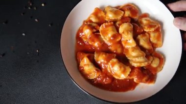 Ravioli bifteği domates sosu ana yemek lezzetli aperatif lezzetli gurme yemek masa üzerinde rustik gıda üst görünüm fotokopi alanı