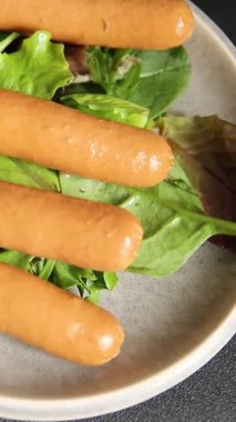 Sosisli vejetaryen et soya eti fast food doğal lezzetli gurme yemek masanın üzerinde rustik üst görünüm fotokopi alanı vejetaryen ya da vejetaryen gıda