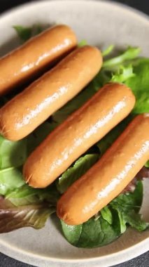 Sosisli vejetaryen et soya eti fast food doğal lezzetli gurme yemek masanın üzerinde rustik üst görünüm fotokopi alanı vejetaryen ya da vejetaryen gıda