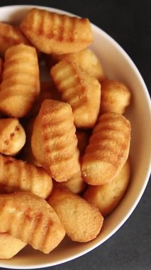 Madeleine tatlı bisküvi tatlı tatlı aperatif lezzetli leziz gurme yemek masası rustik yiyecekler üst görünüm fotokopi alanı