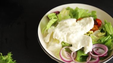 Burrata salatası domates, mor soğan, yeşil yaprak marul lezzetli aperatif taze gurme yemek masası kırsal yemek üst görünüm fotokopi alanı keto ve paleo diyet vejetaryen yemeği.