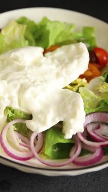 Burrata salatası domates, mor soğan, yeşil yaprak marul lezzetli aperatif taze gurme yemek masası kırsal yemek üst görünüm fotokopi alanı keto ve paleo diyet vejetaryen yemeği.