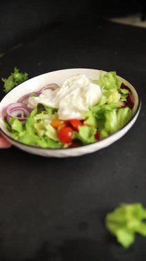 Burrata salatası domates, mor soğan, yeşil yaprak marul lezzetli aperatif taze gurme yemek masası kırsal yemek üst görünüm fotokopi alanı keto ve paleo diyet vejetaryen yemeği.