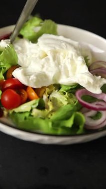 Burrata salatası domates, mor soğan, yeşil yaprak marul lezzetli aperatif taze gurme yemek masası kırsal yemek üst görünüm fotokopi alanı keto ve paleo diyet vejetaryen yemeği.
