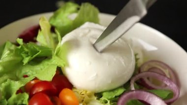 Burrata salatası domates, mor soğan, yeşil yaprak marul lezzetli aperatif taze gurme yemek masası kırsal yemek üst görünüm fotokopi alanı keto ve paleo diyet vejetaryen yemeği.
