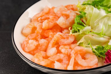 Karides salatası deniz ürünleri aperatifler lezzetli aperatifler taze gurme yemek arka planı masa rustik gıdalar üst görünüm fotokopi alanı pesseeter diyet