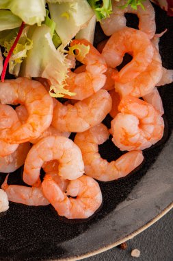 Karides salatası deniz ürünleri aperatifler lezzetli aperatifler taze gurme yemek arka planı masa rustik gıdalar üst görünüm fotokopi alanı pesseeter diyet