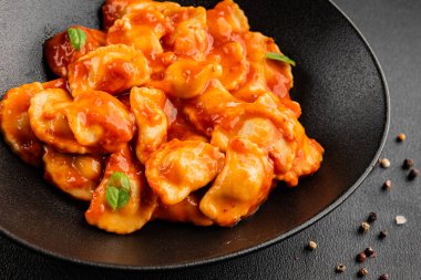 Biftek ravioli sosu ana yemek lezzetli aperatif taze leziz gurme yemek masada rustik yemekler üst manzara fotokopi alanı