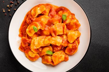 Biftek ravioli sosu ana yemek lezzetli aperatif taze leziz gurme yemek masada rustik yemekler üst manzara fotokopi alanı