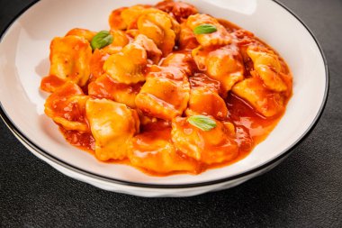 Biftek ravioli sosu ana yemek lezzetli aperatif taze leziz gurme yemek masada rustik yemekler üst manzara fotokopi alanı