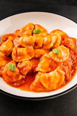 Biftek ravioli sosu ana yemek lezzetli aperatif taze leziz gurme yemek masada rustik yemekler üst manzara fotokopi alanı