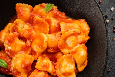 Biftek ravioli sosu ana yemek lezzetli aperatif taze leziz gurme yemek masada rustik yemekler üst manzara fotokopi alanı