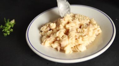 Carbonara makarna fusilli krem soslu ana yemek İtalyan mutfağı lezzetli aperatif lezzetli gurme yemek arka planı masa rustik gıda üst görünümü fotokopi alanı üzerinde