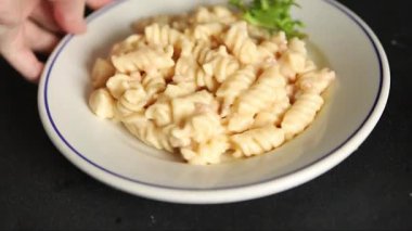 Carbonara makarna fusilli krem soslu ana yemek İtalyan mutfağı lezzetli aperatif lezzetli gurme yemek arka planı masa rustik gıda üst görünümü fotokopi alanı üzerinde