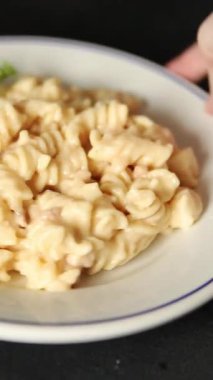 Carbonara makarna fusilli krem soslu ana yemek İtalyan mutfağı lezzetli aperatif lezzetli gurme yemek arka planı masa rustik gıda üst görünümü fotokopi alanı üzerinde