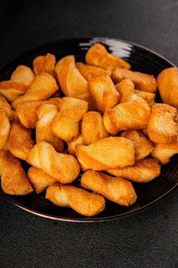 Kraker tuzlu kurabiye aperatifler doğal sağlıklı yemek aperatifler taze leziz gurmeler masadaki rustik yemekler üst görünüm uzay yiyecek arka planı.