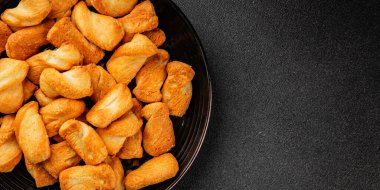 Kraker tuzlu kurabiye aperatifler doğal sağlıklı yemek aperatifler taze leziz gurmeler masadaki rustik yemekler üst görünüm uzay yiyecek arka planı.