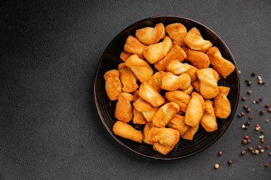 Kraker tuzlu kurabiye aperatifler doğal sağlıklı yemek aperatifler taze leziz gurmeler masadaki rustik yemekler üst görünüm uzay yiyecek arka planı.