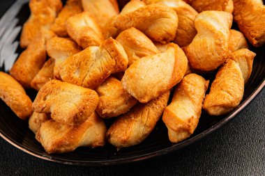 Kraker tuzlu kurabiye aperatifler doğal sağlıklı yemek aperatifler taze leziz gurmeler masadaki rustik yemekler üst görünüm uzay yiyecek arka planı.