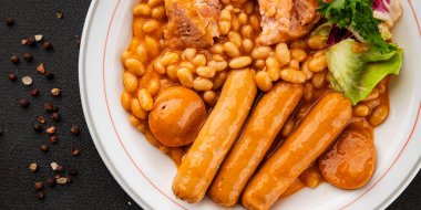 Soslu fasulye, sosis, domuz eti ana yemek lezzetli aperatif lezzetli gurme yemek masası arka plan kırsal yemek üst görünüm