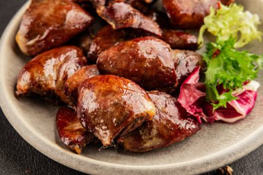 Kalp hindisi kızartılmış sakatat kümes hayvanı eti lezzetli aperatif lezzetli gurme yemek masası arka plan kırsal yemek üst görünüm fotokopi alanı