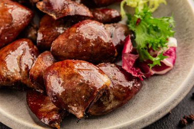 Kalp hindisi kızartılmış sakatat kümes hayvanı eti lezzetli aperatif lezzetli gurme yemek masası arka plan kırsal yemek üst görünüm fotokopi alanı