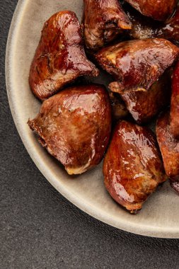 Kalp hindisi kızartılmış sakatat kümes hayvanı eti lezzetli aperatif lezzetli gurme yemek masası arka plan kırsal yemek üst görünüm fotokopi alanı