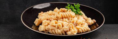 Carbonara makarna fusilli krem soslu ana yemek İtalyan mutfağı lezzetli aperatif lezzetli gurme yemek arka planı masa rustik gıda üst görünümü fotokopi alanı üzerinde
