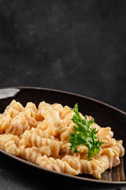 Carbonara makarna fusilli krem soslu ana yemek İtalyan mutfağı lezzetli aperatif lezzetli gurme yemek arka planı masa rustik gıda üst görünümü fotokopi alanı üzerinde