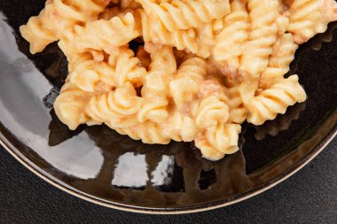 Carbonara makarna fusilli krem soslu ana yemek İtalyan mutfağı lezzetli aperatif lezzetli gurme yemek arka planı masa rustik gıda üst görünümü fotokopi alanı üzerinde