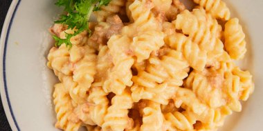 Carbonara makarna fusilli krem soslu ana yemek İtalyan mutfağı lezzetli aperatif lezzetli gurme yemek arka planı masa rustik gıda üst görünümü fotokopi alanı üzerinde