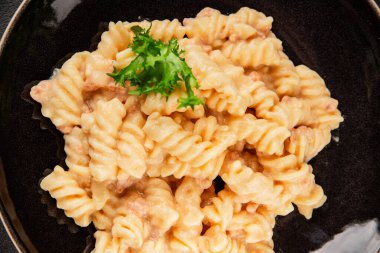 Carbonara makarna fusilli krem soslu ana yemek İtalyan mutfağı lezzetli aperatif lezzetli gurme yemek arka planı masa rustik gıda üst görünümü fotokopi alanı üzerinde