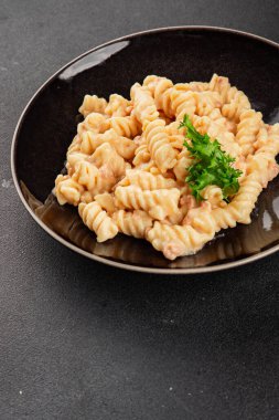 Carbonara makarna fusilli krem soslu ana yemek İtalyan mutfağı lezzetli aperatif lezzetli gurme yemek arka planı masa rustik gıda üst görünümü fotokopi alanı üzerinde
