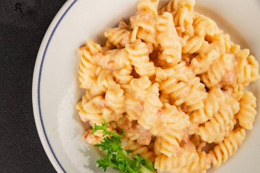 Carbonara makarna fusilli krem soslu ana yemek İtalyan mutfağı lezzetli aperatif lezzetli gurme yemek arka planı masa rustik gıda üst görünümü fotokopi alanı üzerinde