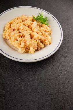Carbonara makarna fusilli krem soslu ana yemek İtalyan mutfağı lezzetli aperatif lezzetli gurme yemek arka planı masa rustik gıda üst görünümü fotokopi alanı üzerinde