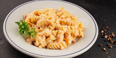 Carbonara makarna fusilli krem soslu ana yemek İtalyan mutfağı lezzetli aperatif lezzetli gurme yemek arka planı masa rustik gıda üst görünümü fotokopi alanı üzerinde