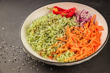 Vejetaryen şehriye, sebzeli yeşim şehriye, yeşil şehriye, yeşil erişte, sağlıklı yemek, Buda kasesi, ana yemek aperatifi, lezzetli gurme, arka plan, kırsal yemek, fotokopi alanı.