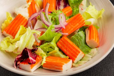 Yengeç salatası yeşil salata sağlıklı yemek aperatifi taze gurme yemek masası kırsal yemek üst görünüm fotokopi alanı keto ve paleo diyeti.