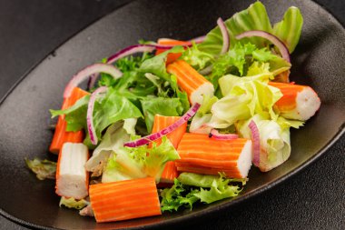 Yengeç salatası yeşil salata sağlıklı yemek aperatifi taze gurme yemek masası kırsal yemek üst görünüm fotokopi alanı keto ve paleo diyeti.