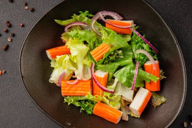 Yengeç salatası yeşil salata sağlıklı yemek aperatifi taze gurme yemek masası kırsal yemek üst görünüm fotokopi alanı keto ve paleo diyeti.