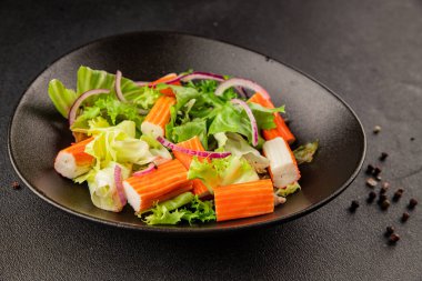 Yengeç salatası yeşil salata sağlıklı yemek aperatifi taze gurme yemek masası kırsal yemek üst görünüm fotokopi alanı keto ve paleo diyeti.