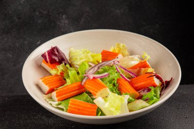 Yengeç salatası yeşil salata sağlıklı yemek aperatifi taze gurme yemek masası kırsal yemek üst görünüm fotokopi alanı keto ve paleo diyeti.