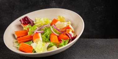 Yengeç salatası yeşil salata sağlıklı yemek aperatifi taze gurme yemek masası kırsal yemek üst görünüm fotokopi alanı keto ve paleo diyeti.